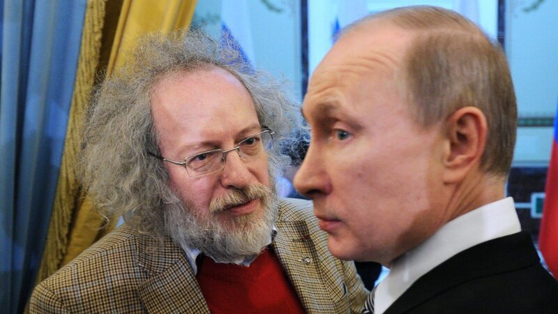 Wladimir Putin hat seine eigene Theorie über den Unterschied zwischen Feinden und Verrätern. Alexei Wenediktow, Chef des Radiosenders „Echo Moskau“, erklärt, warum Putin mit Verrätern keine Gnade hat. – Bild: ZDF und TASS
