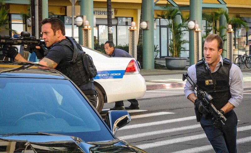Das Five-0 Team findet mehr über die verdeckte Ermittlung gegen sie heraus. Was jedoch keiner ahnt ist, dass Abby Teil dieser Undercover-Ermittlung ist, unterdessen müssen sie einen neuen Fall lösen: Steve (Alex O’Loughlin, l.) und Danny (Scott Caan, r.) … – Bild: 2016 CBS Broadcasting, Inc. All Rights Reserved /​ Norman Shapiro Lizenzbild frei