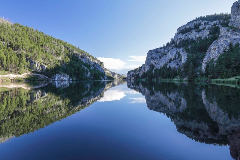 Landschaftsbild von den „Gates of the Mountains in Montana“ während „Im Fluss: 6.000 Kilometer auf Missouri und Mississippi durch Amerika: Quelle und Oberlauf“ – Bild: Dr. Dirk Rohrbach /​ Hanau Germany
