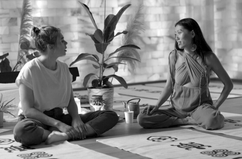 Bei einem Meditations-Retreat lernt Ronja (links) Nanjing (rechts) kennen, die extrem autoritär erzogen wurde. Wie hat sie es geschafft, sich vom Einfluss ihres Elternhauses zu befreien? – Bild: rbb, weltrecorder