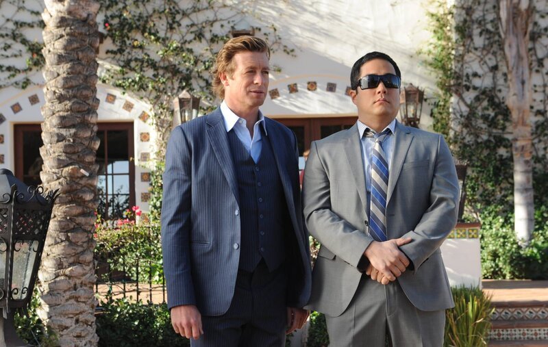 Ein neuer Mordfall beschäftigt Patrick Jane (Simon Baker, l.) und Kimball Cho (Tim Kang, r.) … – Bild: Warner Bros. Television Lizenzbild frei
