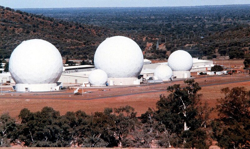 SYDNEY, AUSTRALIA – MAY 3:  An undated file photo shows the radar domes of the top-secret joint US-Australian missile defence base at Pine Gap near Alice Spring in central Australia.  US President George W. Bush announced 03 May 2001 that the base, built during the Cold War under the 1952 Defence Act, will play an important role in his missile defence system. The statement has increased tensions between Asutralia and China which fears the technology will create a military shield over Taiwan.  (Photo credit should read STF/​AFP/​Getty Images) An undated file photo shows the radar domes of the – Bild: This content is subject to copyright ©A+E Netowrks, LLC ©HISTORY Photocredit Mandatory, Editorial Use Only, No Archive, No Res /​ STF