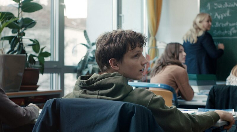 Julian (Taddeo Kufus) fällt es schwer, in der Schule den äußeren Schein zu wahren. – Bild: ORF/​ARD Degeto/​Mona Film/​SquareOne Production/​Tobias von dem Borne