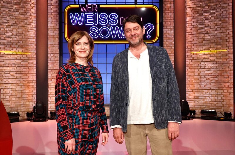 Treten bei „Wer weiß denn sowas?“ gegeneinander an: Die Schauspielerin Caroline Peters (l.) und der Schauspieler Roeland Wiesnekker (r.). – Bild: ARD/​Morris Mac Matzen