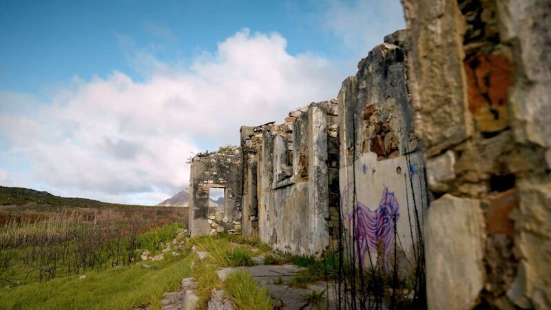 Damals Heimat, heute nur noch eine Ruine. Die Siedlung Red Hill, nahe Kapstadt, wurde während der Apartheid geräumt. Die schwarze Bevölkerung in Homelands vertrieben. – Bild: ZDF und Martin Kaeswurm, Doclights