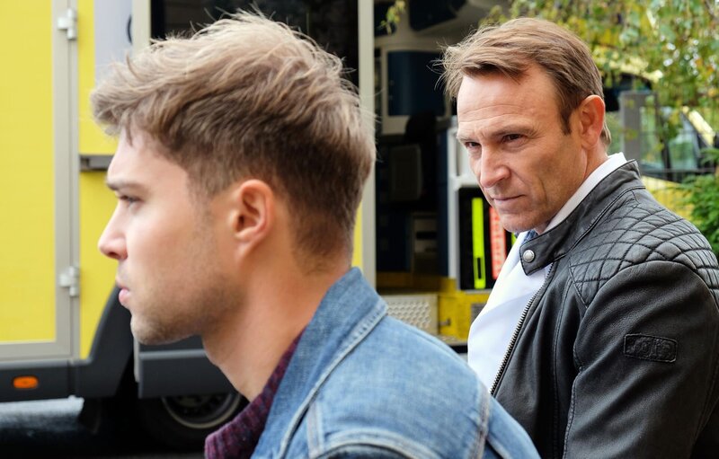 Dr. Martin Stein (Bernhard Bettermann) sagt Kris Haas (Jascha Rust, links), dass er als Rettungssanitäter immer wieder in Sekundenschnelle entscheiden muss. Nicht immer wird das die richtige Entscheidung sein. Ob er damit leben und umgehen kann, muss Kris jedoch selbst entscheiden. – Bild: BR/​MDR/​Sebastian Kiss