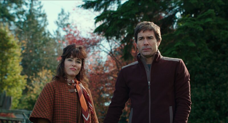 L-R: Drew (Parker Posey), Colin (Eric McCormack) – Bild: Architect Movie, LLC L-R: Drew (Parker Posey), Colin (Eric McCormack) – Bild: Architect Movie, LLC