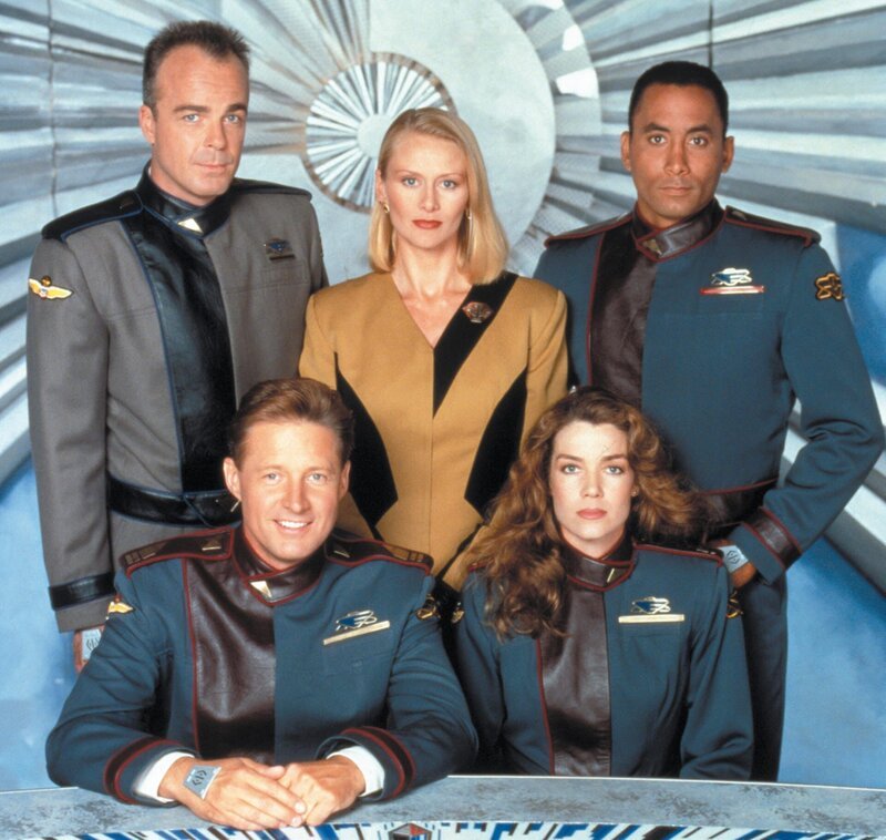 l-r : Jerry Doyle as Security Officer Michael Garibaldi, Andrea Thompson as Commercial Telepath Talia Winters, Richard Biggs as Chief Medical Officer Stephen Franklin, M.D., Claudia Christian as Lt. Commander Susan ivanova and Bruce Boxleitner as Commander John Sheridan. – Bild: Warner/​Tele 5/​Tele 5