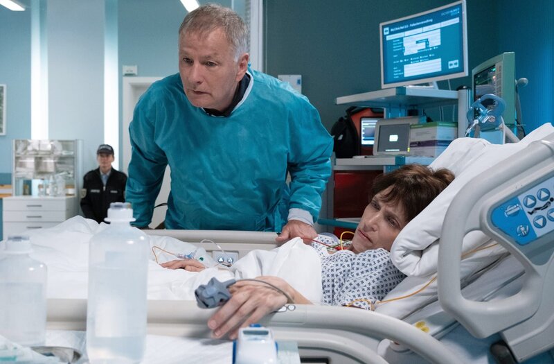 Dr. Roland Heilmann (Thomas Rühmann) will Monika Vietmann (Anna Thalbach) untersuchen oder wenigstens den Grund für ihre Behandlungsverweigerung erfahren. Doch seine Blindheit wird von der Gefängnisinsassin direkt ausgenutzt und sie nutzt ihre Chance. – Bild: MDR/​Saxonia Media/​Sebastian Kiss