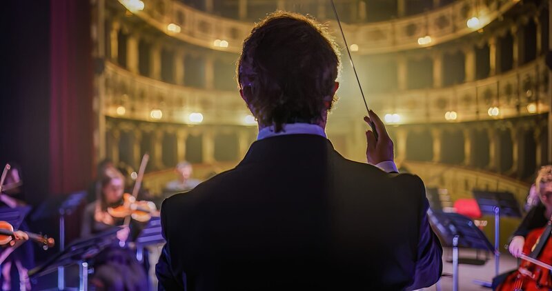 Der Dirigent ist der musikalische Leiter eines Orchesters und der kreative Kopf bei der künstlerischen Gestaltung eines Werks. – Bild: Februar Film GmbH /​ ZDF
