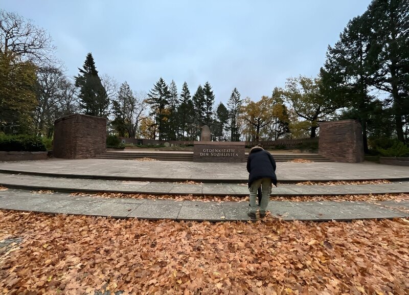 Zentralfriedhof Friedrichsfelde, Berlin. Dort, wo sich einst das Familienmausoleum der Bleichröder befand – es wurde zu DDR-Zeiten bewusst zerstört, da Bleichröders die Bankiers des Deutschen Reiches, also Kapitalisten, waren – ist heute die Gedenkstätte der Sozialisten. Diese ist ein Ehrenfriedhof für Personen, die sich um die DDR verdient gemacht haben. – Bild: Dr. Michael Zehetmair /​ BR
