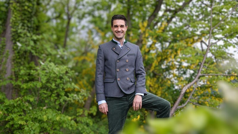 Moderator Dominik Glöbl. – Bild: Hartmann Seeber /​ BR