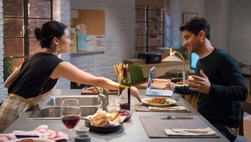 On left: Joan Watson (Lucy Liu) and on right Andrew Paek (Raza Jaffrey). – Bild: CBS Studios