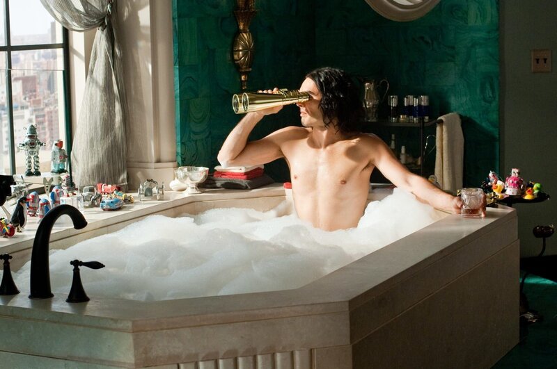 Arthur (Russell Brand) – Bild: Warner Bros. Entertainment Inc. / Barry Wetcher / MKNS Arthur (Russell Brand) – Bild: Warner Bros. Entertainment Inc. / Barry Wetcher / MKNS