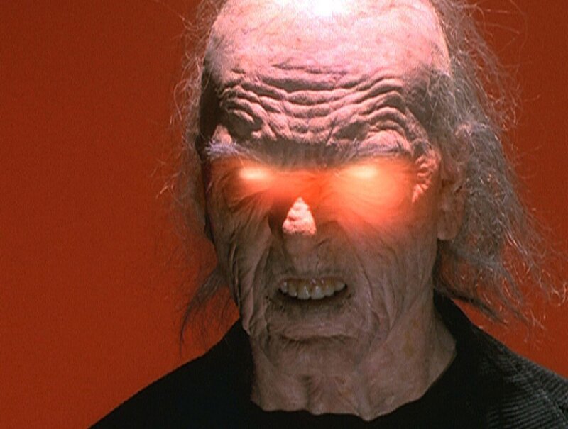 Hinter dem smarten Starfotografen Stefan verbirgt sich der bösartige Javny (Michael Philip). Alle paar Jahre kommt er auf die Erde und eignet sich die Lebenskraft von jungen Frauen an … – Bild: Paramount Pictures Lizenzbild frei