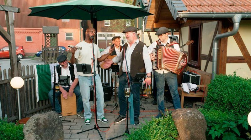 Yared singt gemeinsam mit der Förster-Band „President’s men“ einen Song. – Bild: NDR/​Antonia Friese