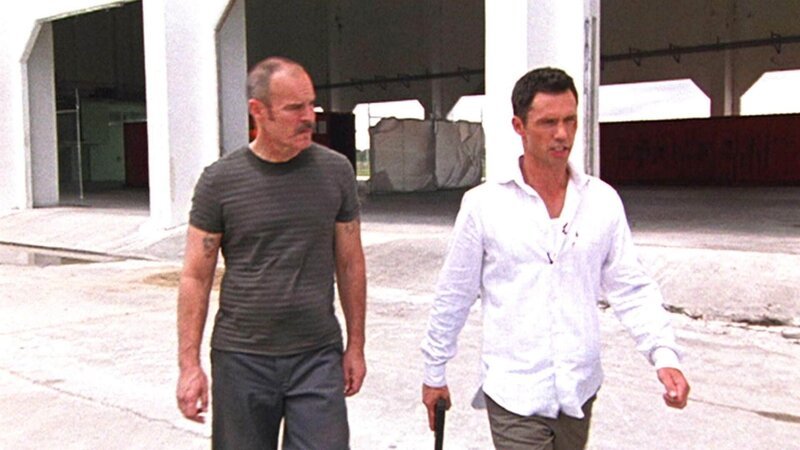 Michael (Jeffrey Donovan, r.) hat eine zündende Idee, wie er Ivans (Andrew Divoff) Vertrauen gewinnen kann. – Bild: RTL/​20th Century Fox