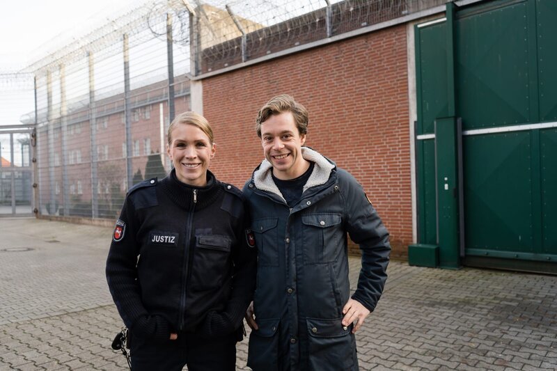 Tobi in der JVA Lingen mit Justivollzugsbeamtin Katja – Bild: BR/​megaherz gmbh/​Hans-Florian Hopfner