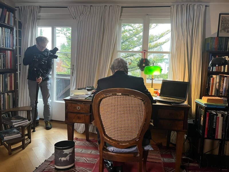 Dreharbeiten bei Professor Reinhold Baumstark zuhause. Baumstark war von 1999 bis 2009 Generaldirektor der Bayerischen Staatsgemäldesammlungen. Während seiner Amtszeit fand die erste Restitution in der Geschichte der Staatsgemäldesammlungen statt. An die Nachfahren von Elisabeth Glanville. – Bild: Dr. Michael Zehetmair /​ BR