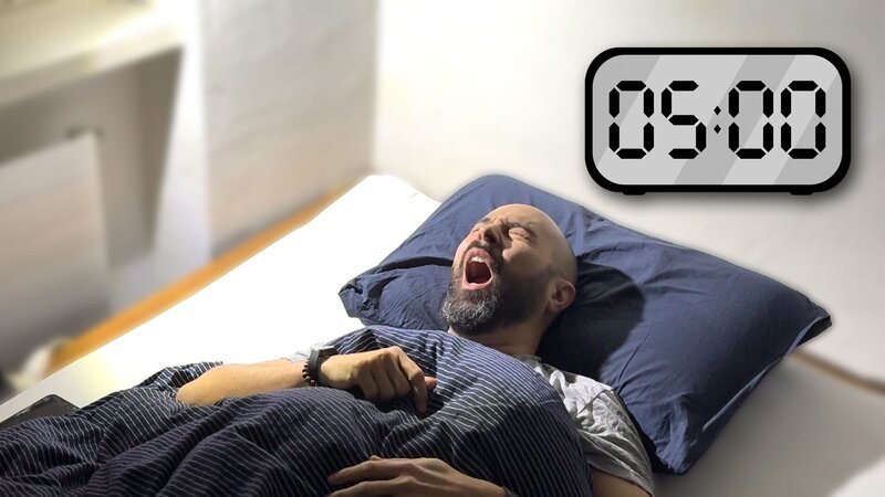 Einstein Früh aufstehen: Macht richtig schlafen schlau und erfolgreich? Moderator Bähram Alagheband liegt verschlafen im Bett. – Bild: SRF