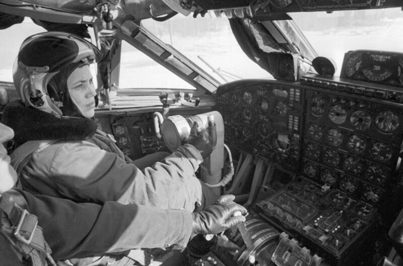 B91W21 Testpilotin Marina Popovich im Cockpit des Antonov An 22 Antheus Cock Frachtflugzeugs – Bild: SPUTNIK Alamy Stock Photo /​ A+E Networks, LLC /​ HISTORY