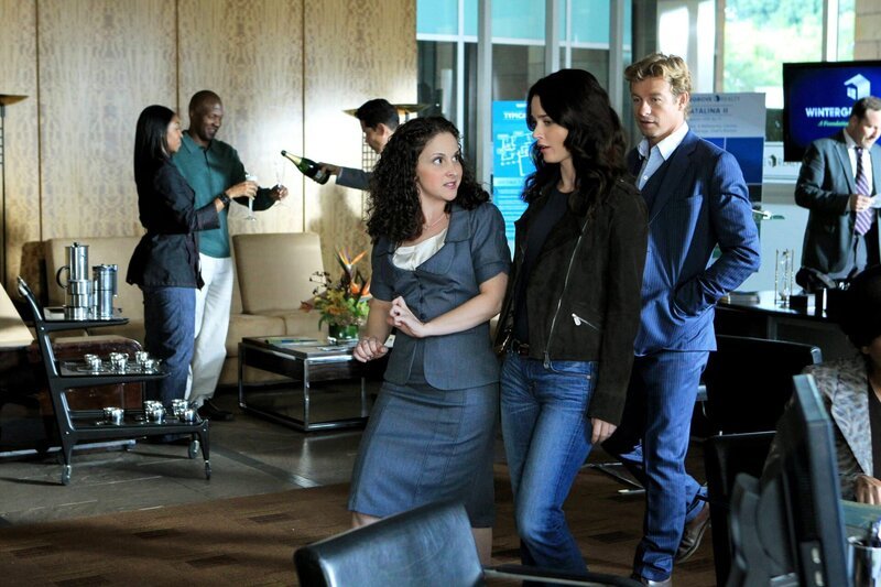 Teresa (Robin Tunney, M.) und Patrick (Simon Baker, r.) ermitteln in einen neuen Fall. Doch kann ihnen Tiffany Stark (Senta Moses, l.) weiterhelfen? – Bild: Warner Bros. Television