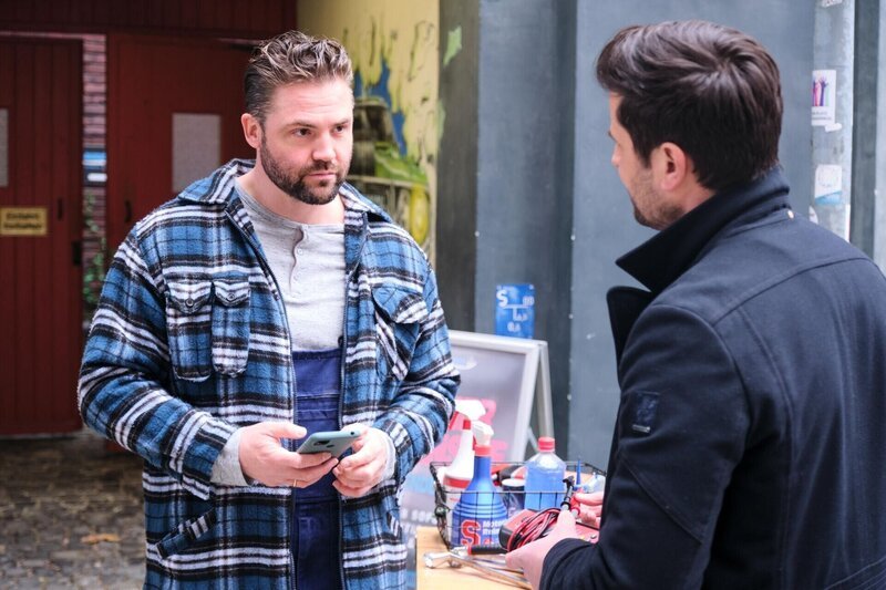 Bambi (Ben Heinrich, l.) sucht Ablenkung beim Chatten mit Kristina. Rechts Paco (Milos Vukovic) – Bild: RTL /​ Stefan Behrens