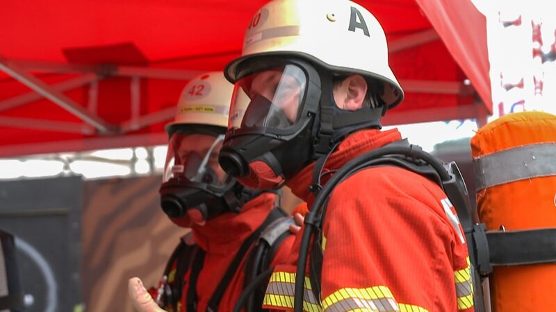 Two firefighters before the stair run in Berlin. – Bild: Warner Bros. Discovery, Inc. or its subsidiaries and affiliates