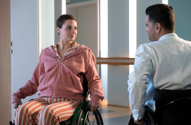 Romy Ziehden (Julia E. Lenska) sitzt erst seit einem halben Jahr im Rollstuhl und ihr fehlt die Bewegung, der Sport. – Bild: MDR/​Saxonia Media/​Rudolf Wernicke