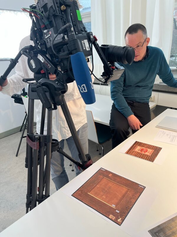 Dreharbeiten mit Dr. Bernhard Wörrle im Deutschen Museum in München. Wörrle erzählt im Film von einer spannenden Recherche zu einem Gemälde, das einst dem jüdischen Dresdner Industriellen Sigmund Waldes (1877 bis 1961) gehörte und später im Deutschen Museum gelandet ist. Erst durch hohe Akribie konnte man feststellen, dass es sich um Raubkunst handelte. Wie genau, das wird im Film erzählt. – Bild: Dr. Michael Zehetmair /​ BR