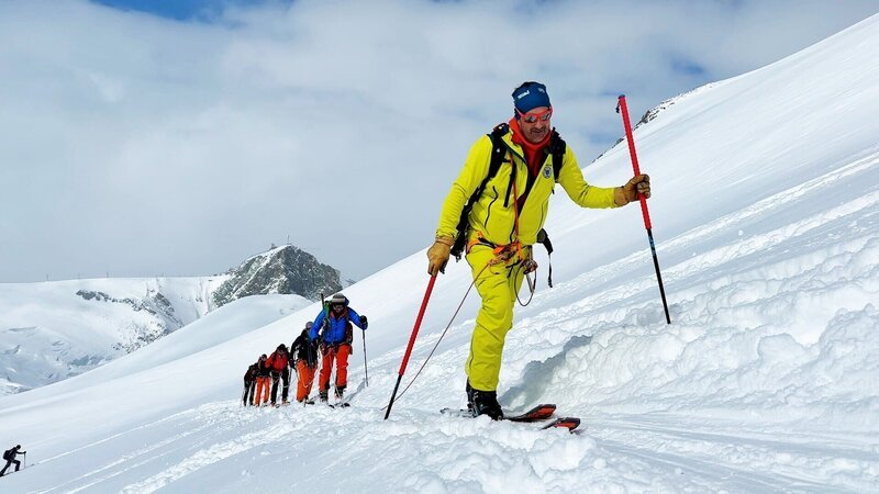 Ulli Steiner führt eine Skitourengruppe am Seil. – Bild: Josef Bayer, Markus Trischler /​ BR