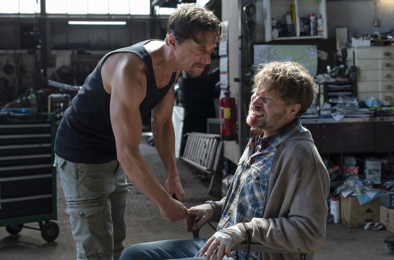 Der Obdachlose Jan Steinert (Janek Rieke, r.) wird von Bernhard Woite (Michael Pink, l.) schwer misshandelt. – Bild: Sat.1 Emotions