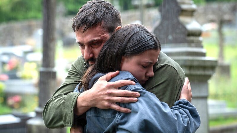 Wendie (Capucine Malarre, re.) ist froh, dass es ihrem Vater (Guillaume Labbé, li.) nach den Angriffen gut geht. – Bild: WDR/​Sarah Alcalay/​Tetra Media Fiction/​Studio Hamburg Serienwerf