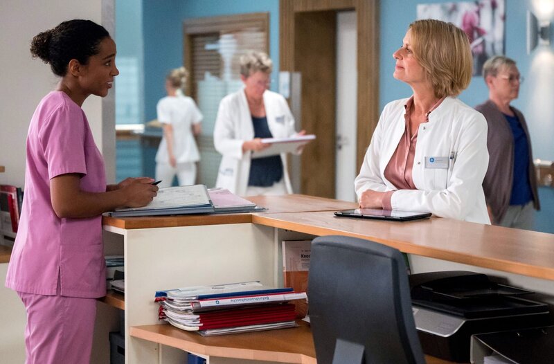 Dr. Franziska Ruhland (Gunda Ebert, 2.v.r. mit Komapars:innen) ist aushilfsweise im Johannes-Thal-Klinikum und arbeitet zusammen mit Dr. Emma Jahn (Elisa Agbaglah, l.). – Bild: ARD/​Jens-Ulrich Koch