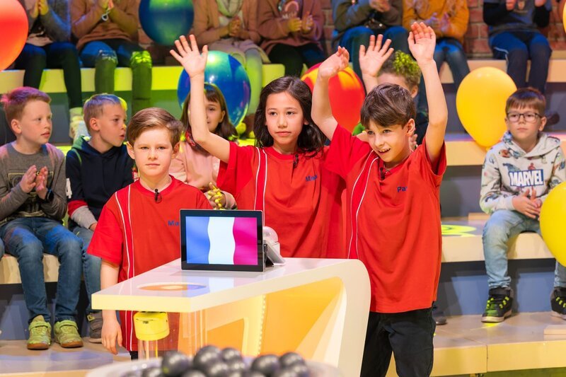 Das Team aus Paris/​Frankreich freut sich schon auf die Quizshow. – Bild: ZDF/​Ralf Wilschewski