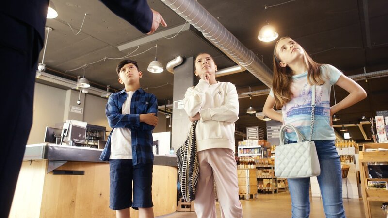 V.l.: Tayfun (Mohamad Fares), Nadja (Sarah Fares) und Julia (Mia Küenzlen) stoppen den Ladendetektiv. – Bild: KiKA/​Domenik Schuster