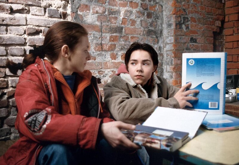 Der kleine Helmut (Fjodr Olev, rechts) ist tieftraurig, denn seine kleine Schwester wurde tot aufgefunden. Vergeblich versucht seine Freundin Mascha (Sandra Förnbacher, links) ihn zu trösten. Helmut beschließt, die Mörder seiner Schwester selbst zu suchen. – Bild: NDR/​Kimmig