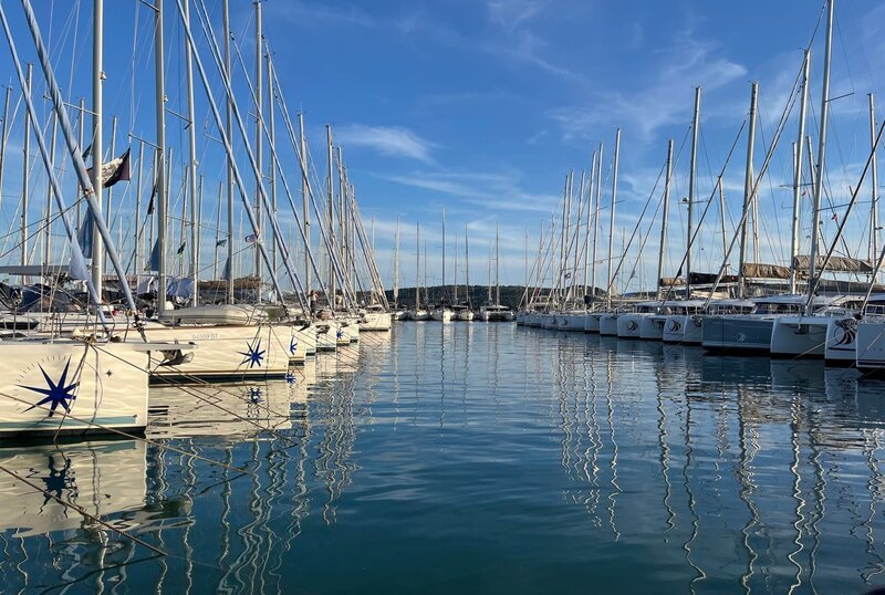 Motoryachten, ein neuer Kreuzfahrtterminal für Rijeka, Partyboote: Meeresschützer, und Einheimische in Kroatien machen sich Sorgen um den Zustand der Adria, die auch unter dem Overtourismus leidet. Doch wie lässt sich mehr Gewässerschutz in einem Land umsetzen, das größtenteils vom Tourismus am und auf dem Meer lebt? – Bild: BR/​Susanne Fiedler