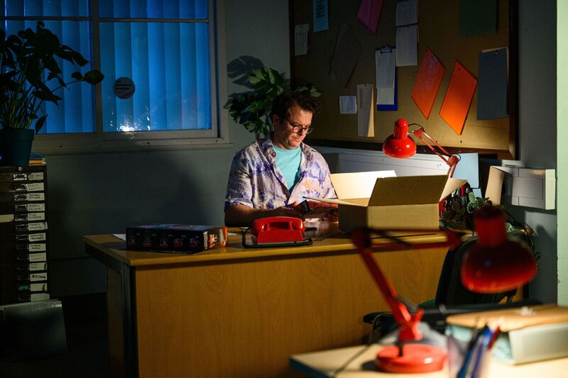 Ein Mann sitzt an einem Tisch und schaut auf eine Schachtel in seinen Händen – Bild: THE HISTORY CHANNEL /​ A+E Networks, Nicholas Smith/​Nicholas Smith/​Nicholas Smith