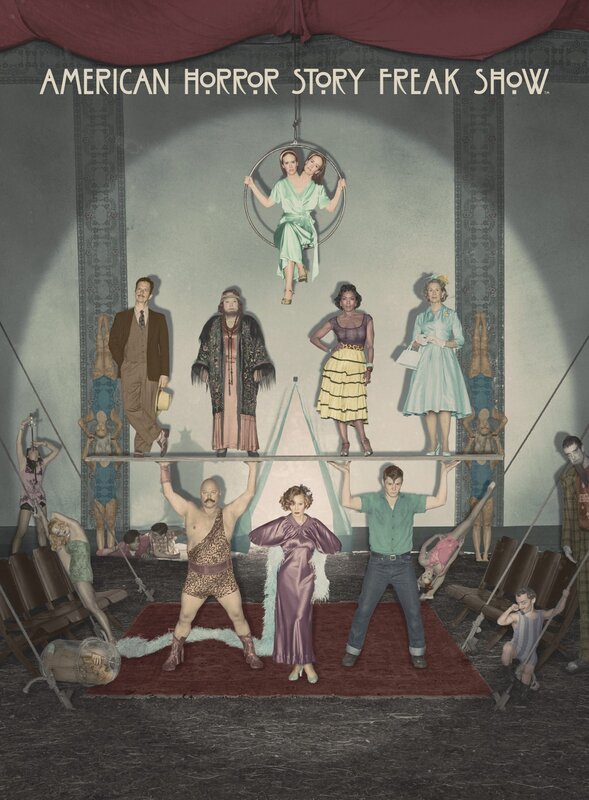 (4. Staffel) – Willkommen in der Freak Show: Bette/​Dot Tattler (Sarah Paulson, oben), Stanley (Denis O’Hare, Mitte l.), Ethel Darling (Kathy Bates, Mitte 2.v.l.), Desiree Dupree (Angela Bassett, Mitte 2.v.r.), Gloria Mott (Frances Conroy, Mitte r.), Dell Toledo (Michael Chiklis, unten l.), Elsa Mars (Jessica Lange, unten M.), Jimmy Darling (Evan Peters, unten r.) … – Bild: 2014⁠–⁠2015 Fox and its related entities. All rights reserved. Lizenzbild frei