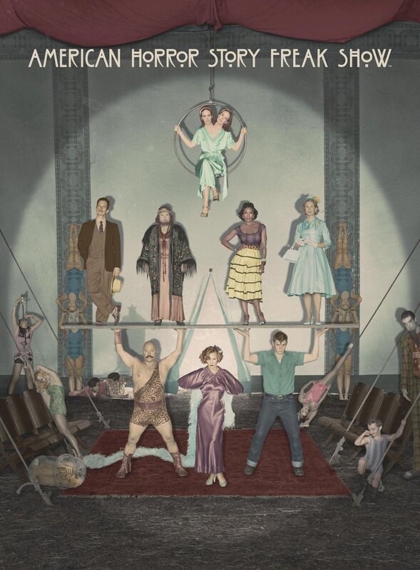 (4. Staffel) – Willkommen in der Freak Show: Bette/​Dot Tattler (Sarah Paulson, oben), Stanley (Denis O’Hare, Mitte l.), Ethel Darling (Kathy Bates, Mitte 2.v.l.), Desiree Dupree (Angela Bassett, Mitte 2.v.r.), Gloria Mott (Frances Conroy, Mitte r.), Dell Toledo (Michael Chiklis, unten l.), Elsa Mars (Jessica Lange, unten M.), Jimmy Darling (Evan Peters, unten r.) … – Bild: 2014⁠–⁠2015 Fox and its related entities. All rights reserved. Lizenzbild frei