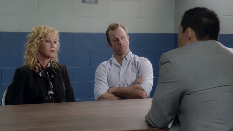 Während Dannys (Scott Caan, r.) Mutter Clara (Melanie Griffith, l.) vom FBI über den Tod ihres Sohnes befragt wird, muss Steve zusammen mit einem Autisten einen Mordfall aufklären … – Bild: 2016 CBS Broadcasting, Inc. All Rights Reserved Lizenzbild frei