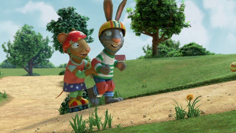 Pip hilft Posy beim Rollschuhtraining. – Bild: ZDF/​Magic Light Pictures LTD