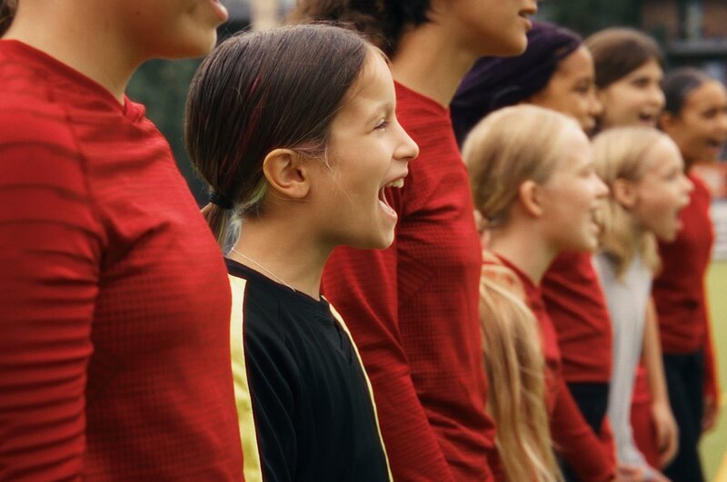 Liv (Marie Wahl, 2.v.l.) hat sich getraut, zum Schnuppertraining des Fußballvereins, in dem auch Milli und Sunny spielen, zu gehen. – Bild: https:/​/​kommunikation.kika.de/​