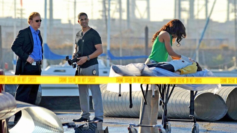 Eine Frau wurde ermordet. Am Tatort beginnen Horatio (David Caruso, l.), Delko (Adam Rodriguez) und Tara (Megalyn Echikunwoke) mit der Spurensicherung und versuchen sich ein Bild von dem Täter zu machen – Bild: RTL / CBS Eine Frau wurde ermordet. Am Tatort beginnen Horatio (David Caruso, l.), Delko (Adam Rodriguez) und Tara (Megalyn Echikunwoke) mit der Spurensicherung und versuchen sich ein Bild von dem Täter zu machen – Bild: RTL / CBS