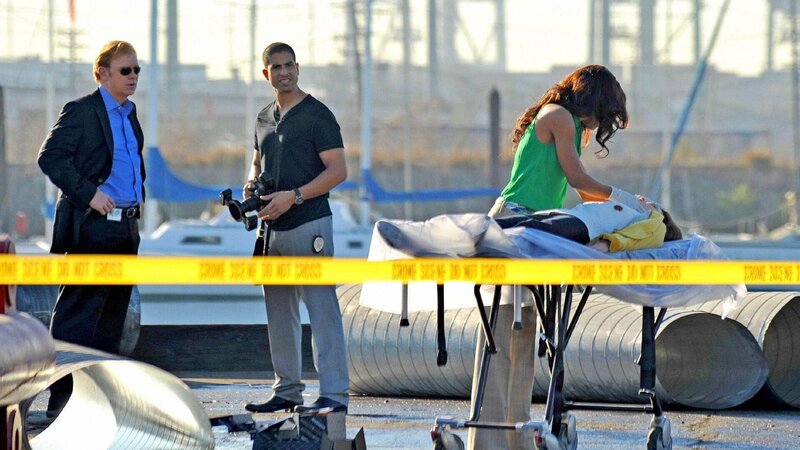 Eine Frau wurde ermordet. Am Tatort beginnen Horatio (David Caruso, l.), Delko (Adam Rodriguez) und Tara (Megalyn Echikunwoke) mit der Spurensicherung und versuchen sich ein Bild von dem Täter zu machen – Bild: RTL /​ CBS