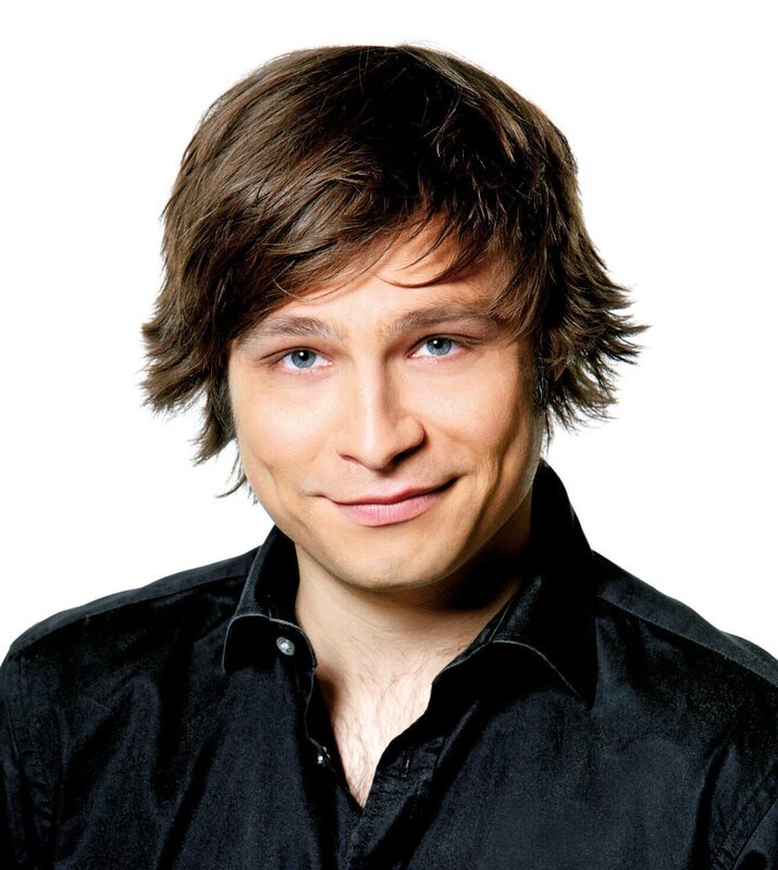 Bruno Lehmann (Tim Sander) ist das pure Gegenteil seiner bescheidenen Halbschwester, die sich mit ihren vielen Talenten nicht gern in den Vordergrund geschoben hat … – Bild: Sat.1 /​ Holger Rauner