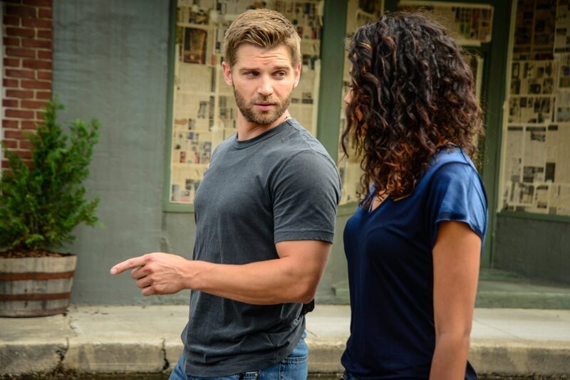 Barbie (Mike Vogel, l.) möchte endlich die ganze Wahrheit von Eva (Kylie Bunbury, r.) erfahren, doch wie viel wird sie ihm tatsächlich verraten? – Bild: 2015 CBS Studios Inc. /​ Brownie Harris