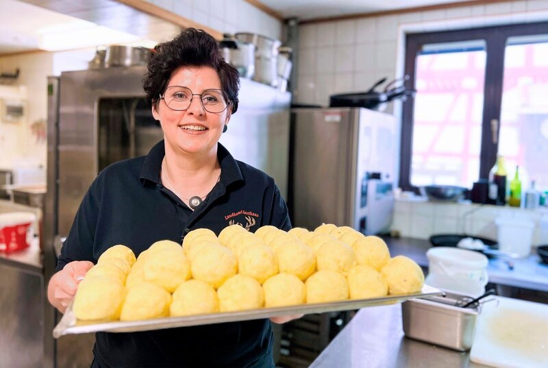 Steffi Kleinschmidt ist die Chefin vom „Braunen Hirsch“ in Kammerforst – das Traditionsgasthaus ist berühmt für seine handgemachten Thüringer Klöße. – Bild: MDR/​Heike Opitz