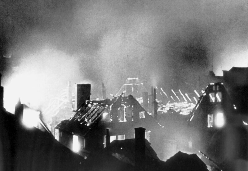 Tausende von Spreng- und Brandbomben zerstörten in der Nacht vom 22. zum 23. Oktober 1943 das alte Kassel. Die Innenstadt wurde zu neunzig Prozent ausgelöscht. – Bild: HR/Stadtarchiv Kassel Tausende von Spreng- und Brandbomben zerstörten in der Nacht vom 22. zum 23. Oktober 1943 das alte Kassel. Die Innenstadt wurde zu neunzig Prozent ausgelöscht. – Bild: HR/Stadtarchiv Kassel
